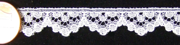 L021, Ivory SCALLOPED EMBROIDERED LACE - 4ft